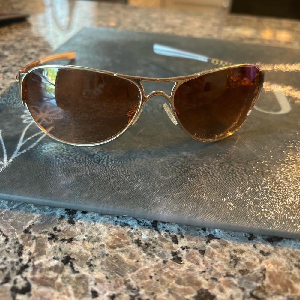 Oakley brown aviators… minor scratches, good condition